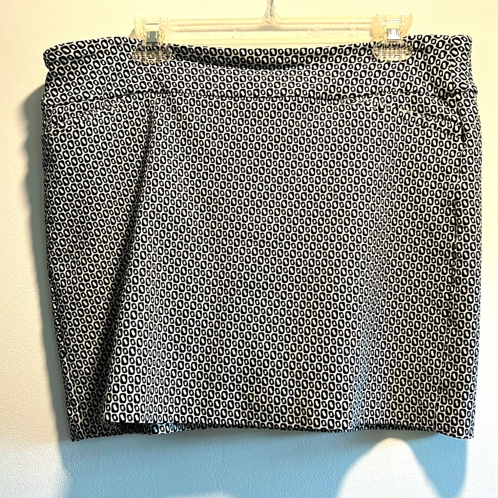 Stylin’ black and white skort with pockets - Picture 2 of 3
